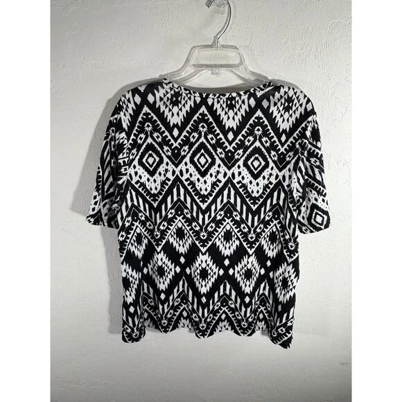 Chicos Black & White Tribal Print Sz 2 Large Woman’s Cotton Blouse V-neck Aztec - Picture 7 of 8